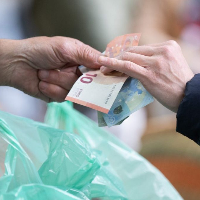 Osoba platí eurami.
