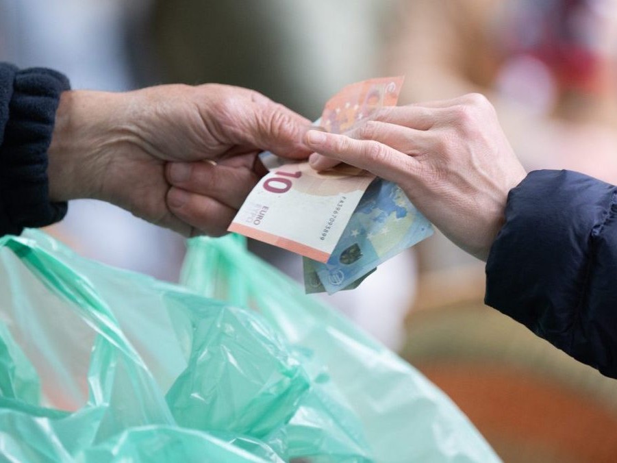 Osoba platí eurami.