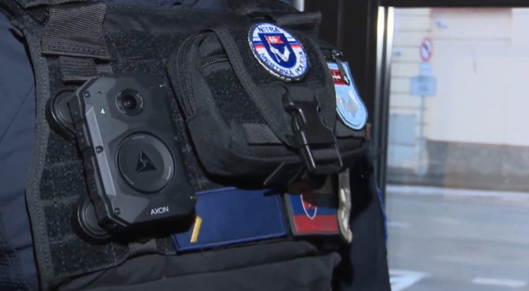 Na snímke telová kamera nitrianskeho policajta.