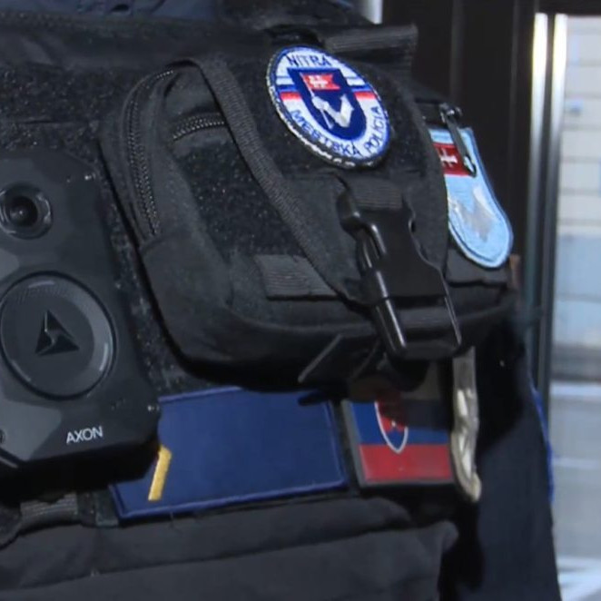 Na snímke telová kamera nitrianskeho policajta.