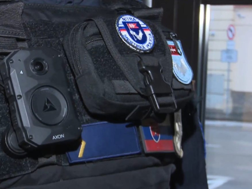 Na snímke telová kamera nitrianskeho policajta.