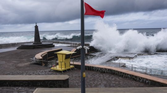 Na ilustračnej snímke červená vlajka, ktorá varuje pred vlnami na Tenerife.