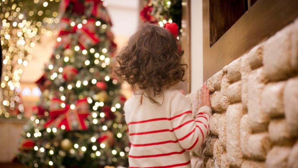 Na snímke malé dieťa pred vianočným stromčekom.