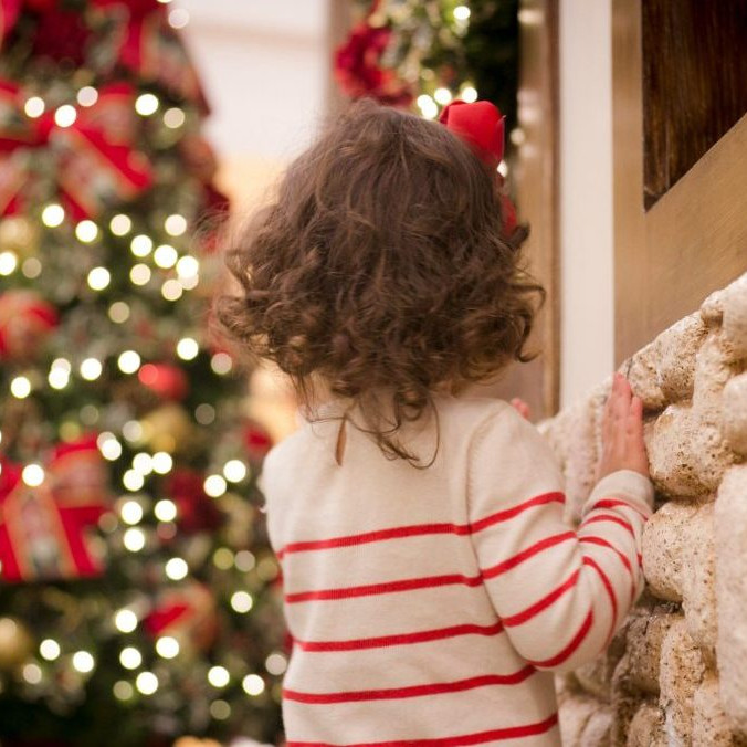 Na snímke malé dieťa pred vianočným stromčekom.