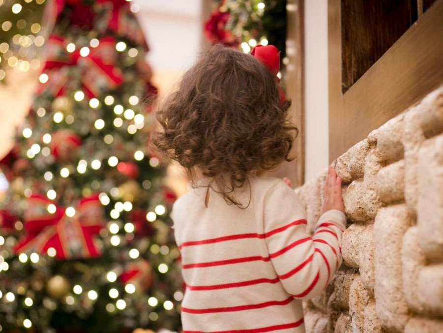 Na snímke malé dieťa pred vianočným stromčekom.