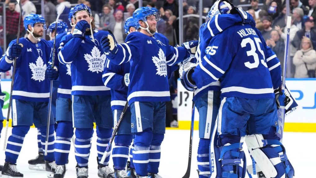 Na snímke brankár Toronta Maple Leafs Dennis Hildeby (vpravo) ktorému gratulujú spoluhráči k čistému kontu.
