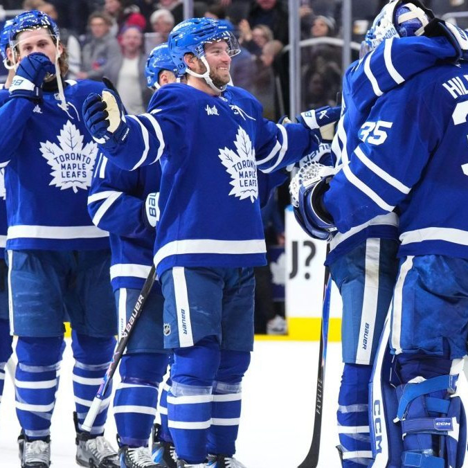 Na snímke brankár Toronta Maple Leafs Dennis Hildeby (vpravo) ktorému gratulujú spoluhráči k čistému kontu.
