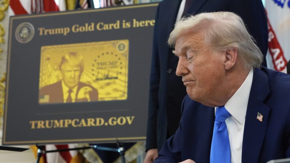 Na snímke Donald Trump pri Trumpovej zlatej karte.