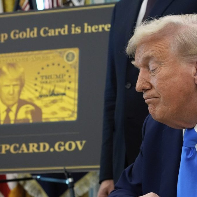 Na snímke Donald Trump pri Trumpovej zlatej karte.