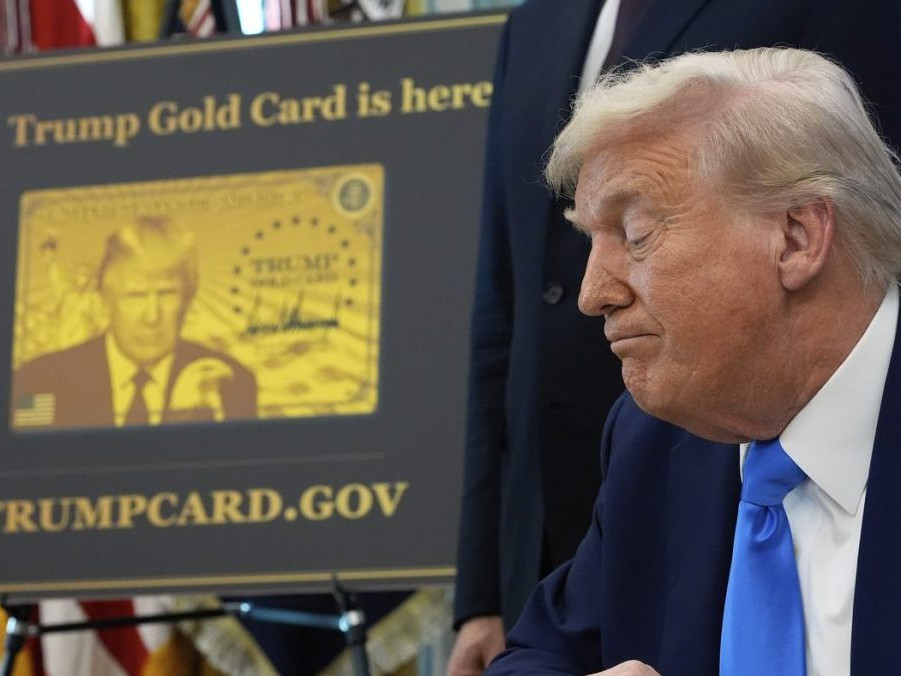 Na snímke Donald Trump pri Trumpovej zlatej karte.