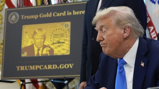 Na snímke Donald Trump pri Trumpovej zlatej karte.
