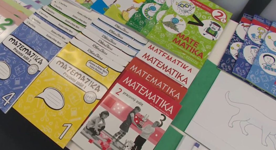 Na ilustračnej snímke učebnice.