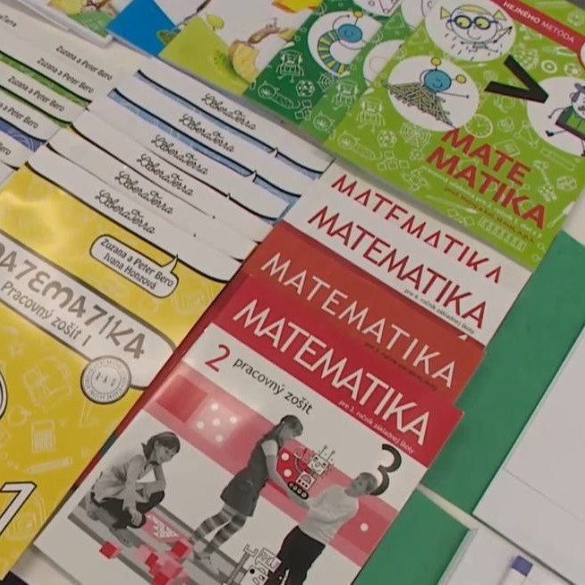 Na ilustračnej snímke učebnice.