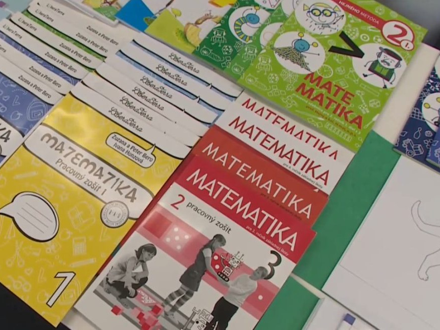 Na ilustračnej snímke učebnice.