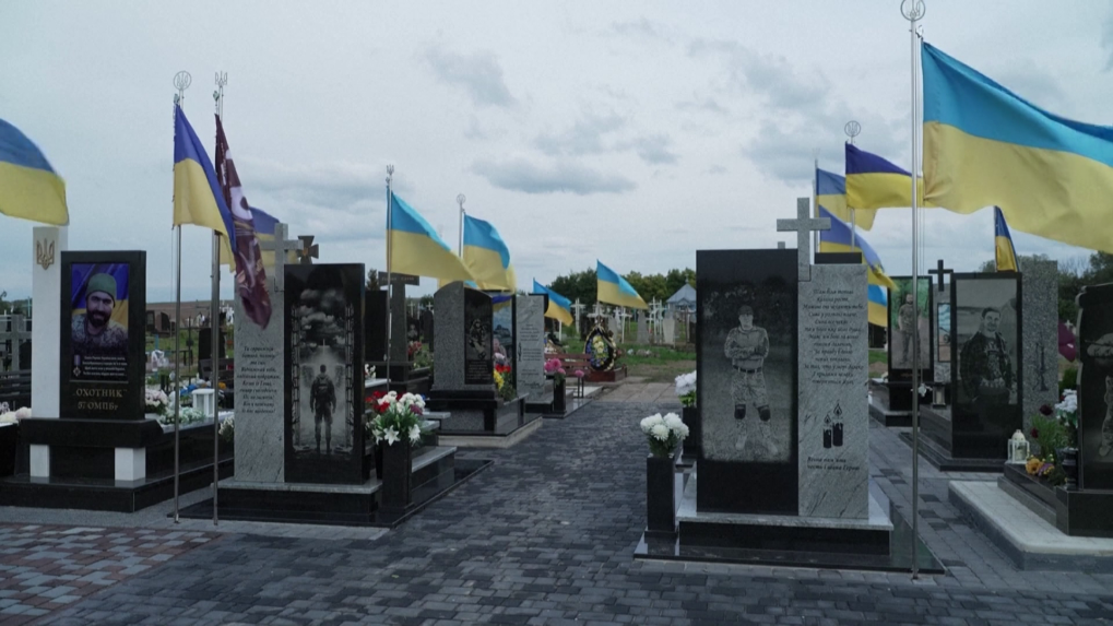 Na snímke sú hroby na ukrajinskom cintoríne.