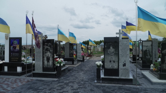 Na snímke sú hroby na ukrajinskom cintoríne.