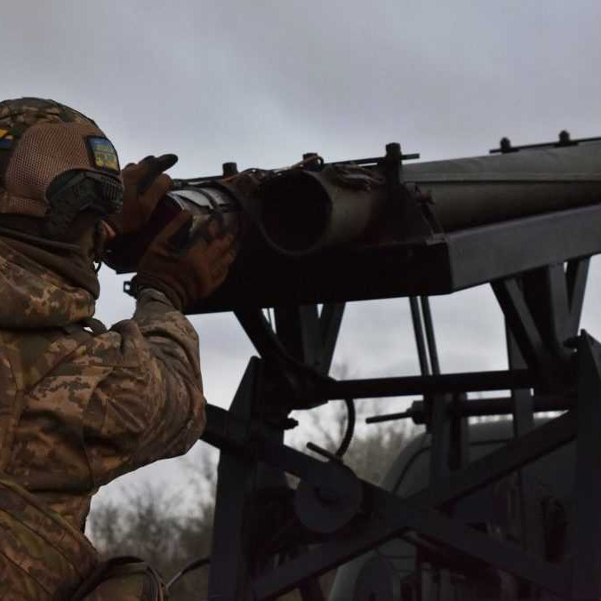 Na ilustračnej snímke ukrajinský vojak sa pripravuje na odpálenie rakety.