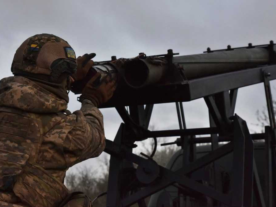 Na ilustračnej snímke ukrajinský vojak sa pripravuje na odpálenie rakety.