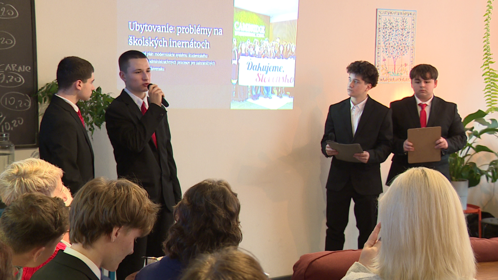 Členovia mládežníckeho parlamentu ukrajinských detí na Slovensku.