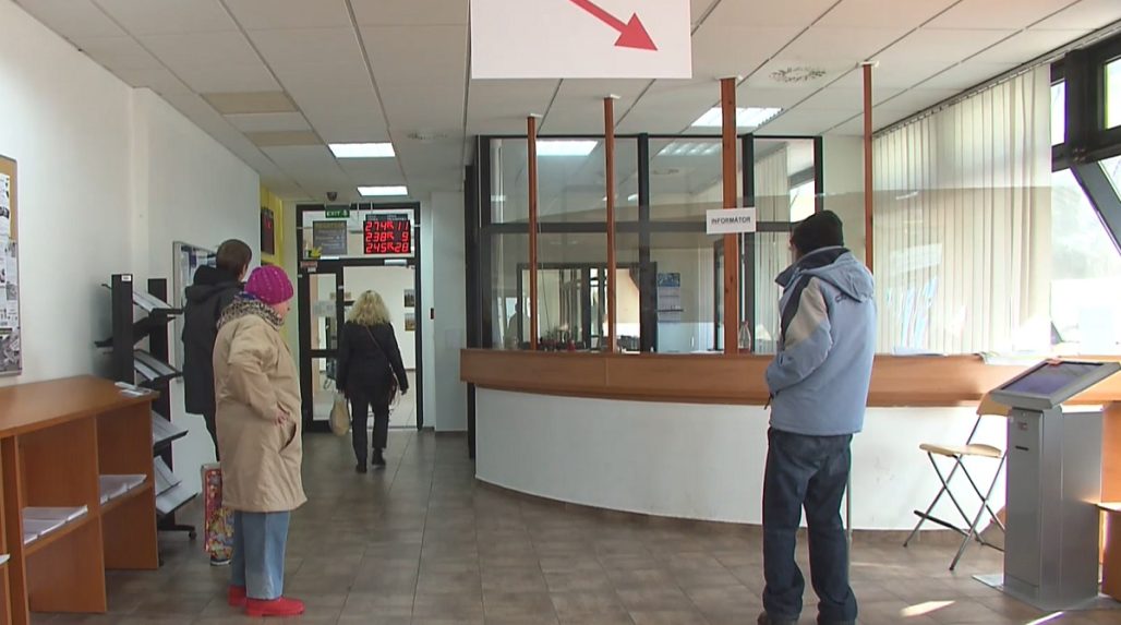 ľudia na úrade práce