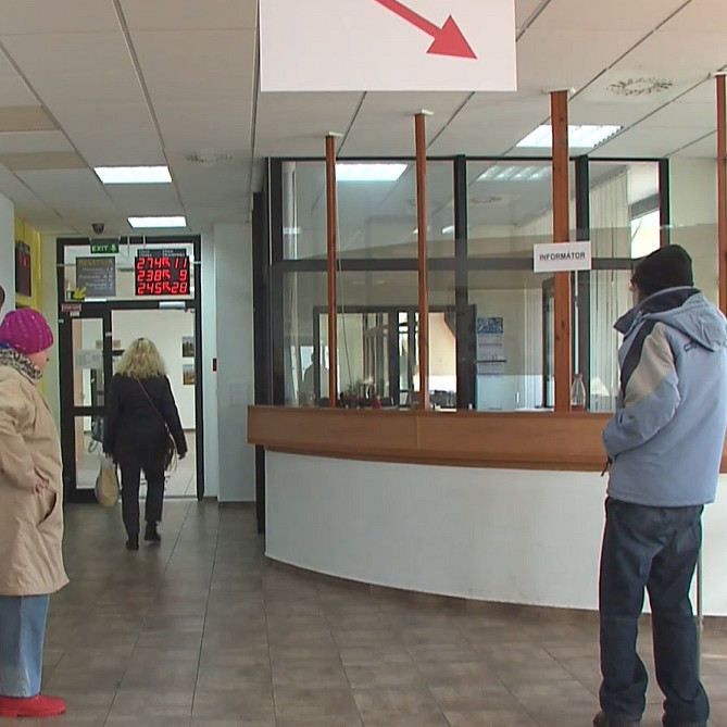 ľudia na úrade práce