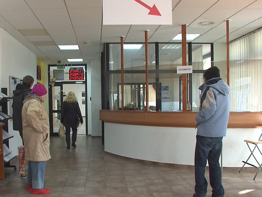 ľudia na úrade práce