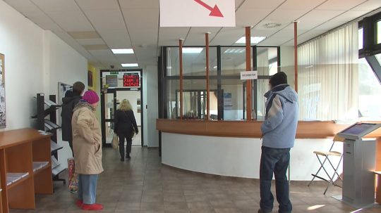 ľudia na úrade práce