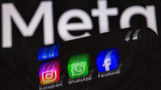 nápis Meta a logá jej sociálnych platforiem Instagramu, WhatsAppu a Facebooku