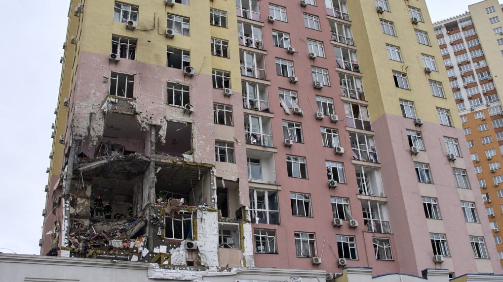 diera v bytovom dome po ruskom útoku