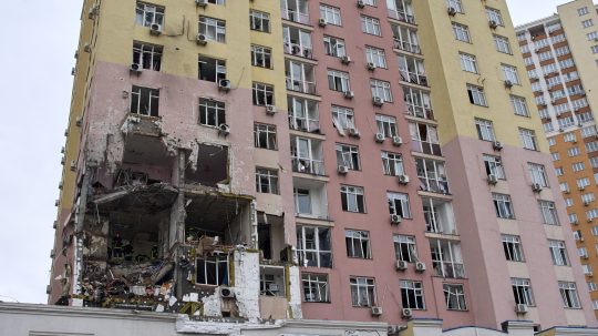 diera v bytovom dome po ruskom útoku