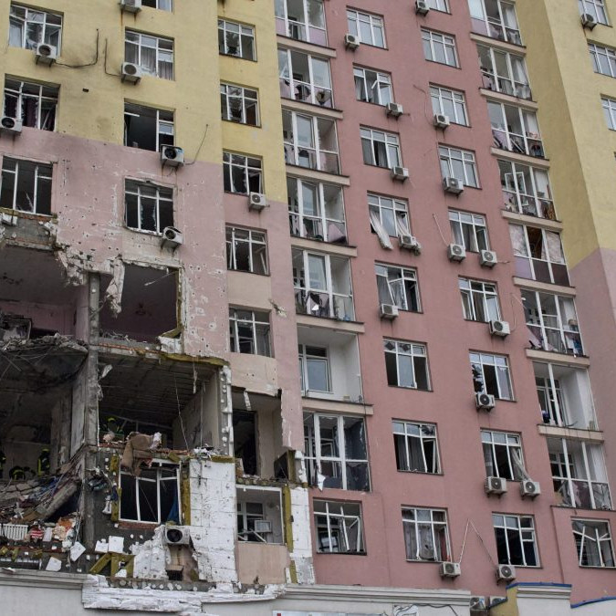 diera v bytovom dome po ruskom útoku