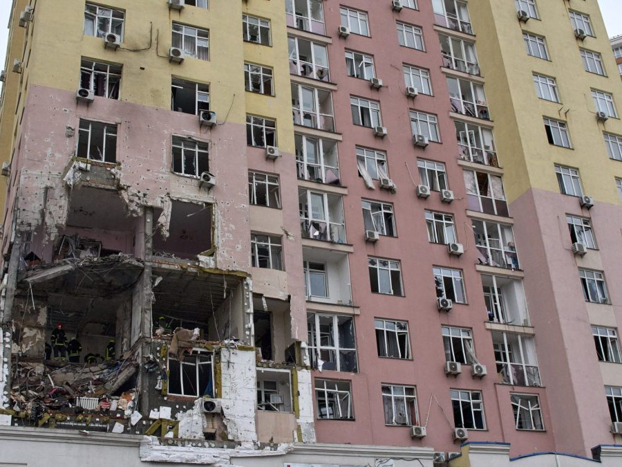 diera v bytovom dome po ruskom útoku