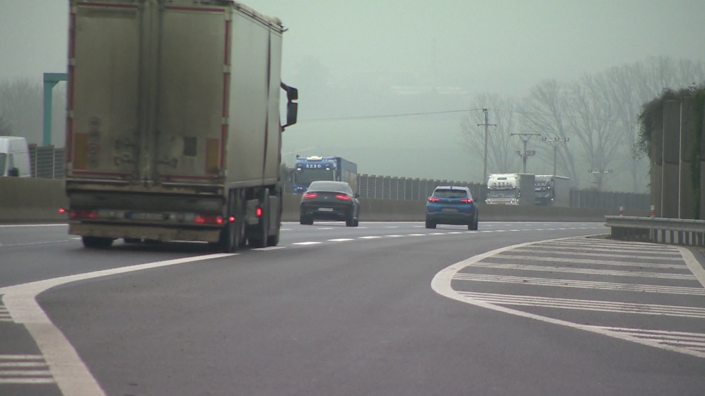 Autá na diaľnici počas hmly.
