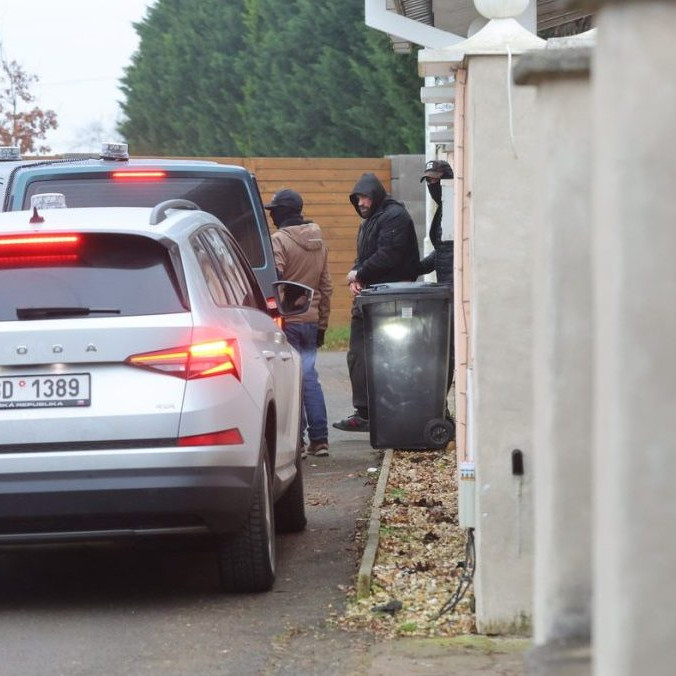 Polícia odvádza Karlosa Vémolu v putách.
