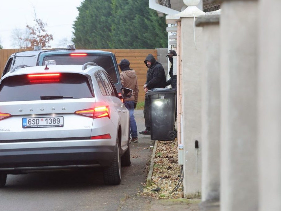 Polícia odvádza Karlosa Vémolu v putách.