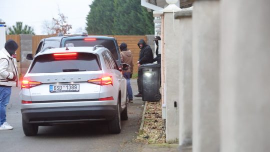 Polícia odvádza Karlosa Vémolu v putách.