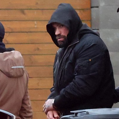 Polícia odvádza Karlosa Vémolu v putách.