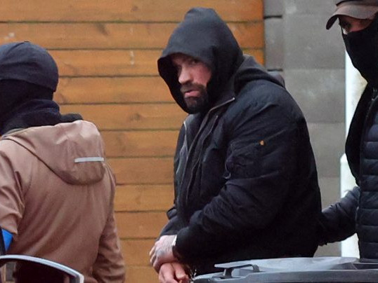 Polícia odvádza Karlosa Vémolu v putách.