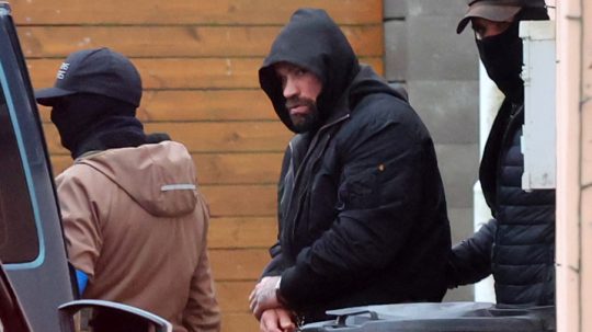 Polícia odvádza Karlosa Vémolu v putách.