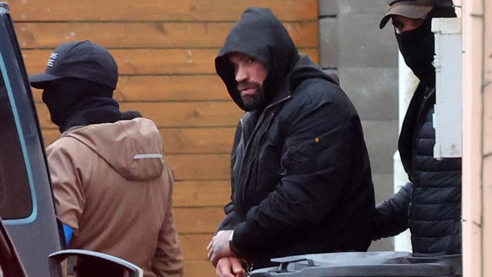 Polícia odvádza Karlosa Vémolu v putách.