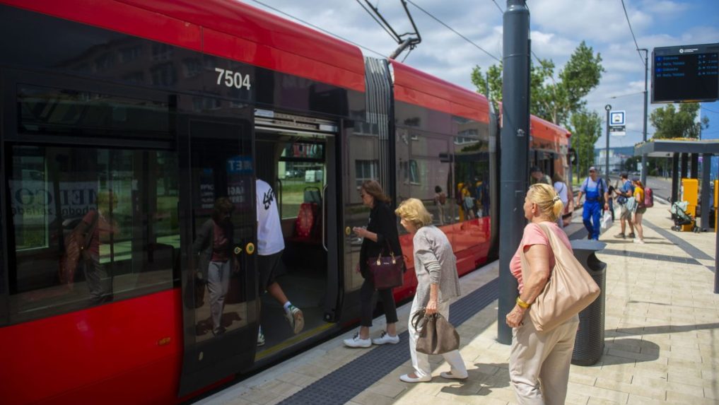 Na ilustračnej snímke ľudia nastupujú do električky.