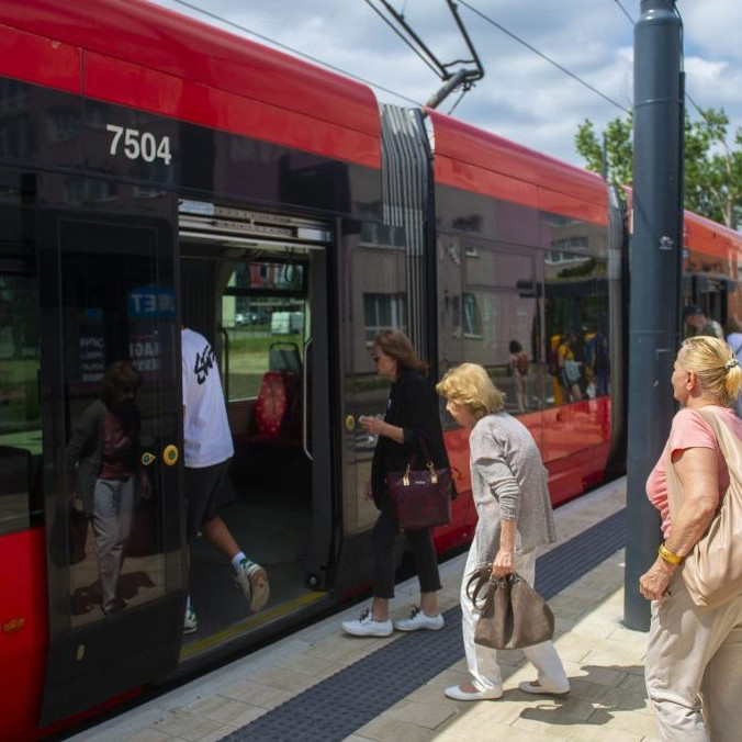 Na ilustračnej snímke ľudia nastupujú do električky.