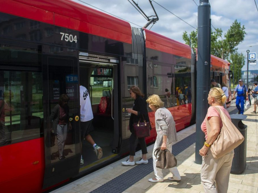 Na ilustračnej snímke ľudia nastupujú do električky.