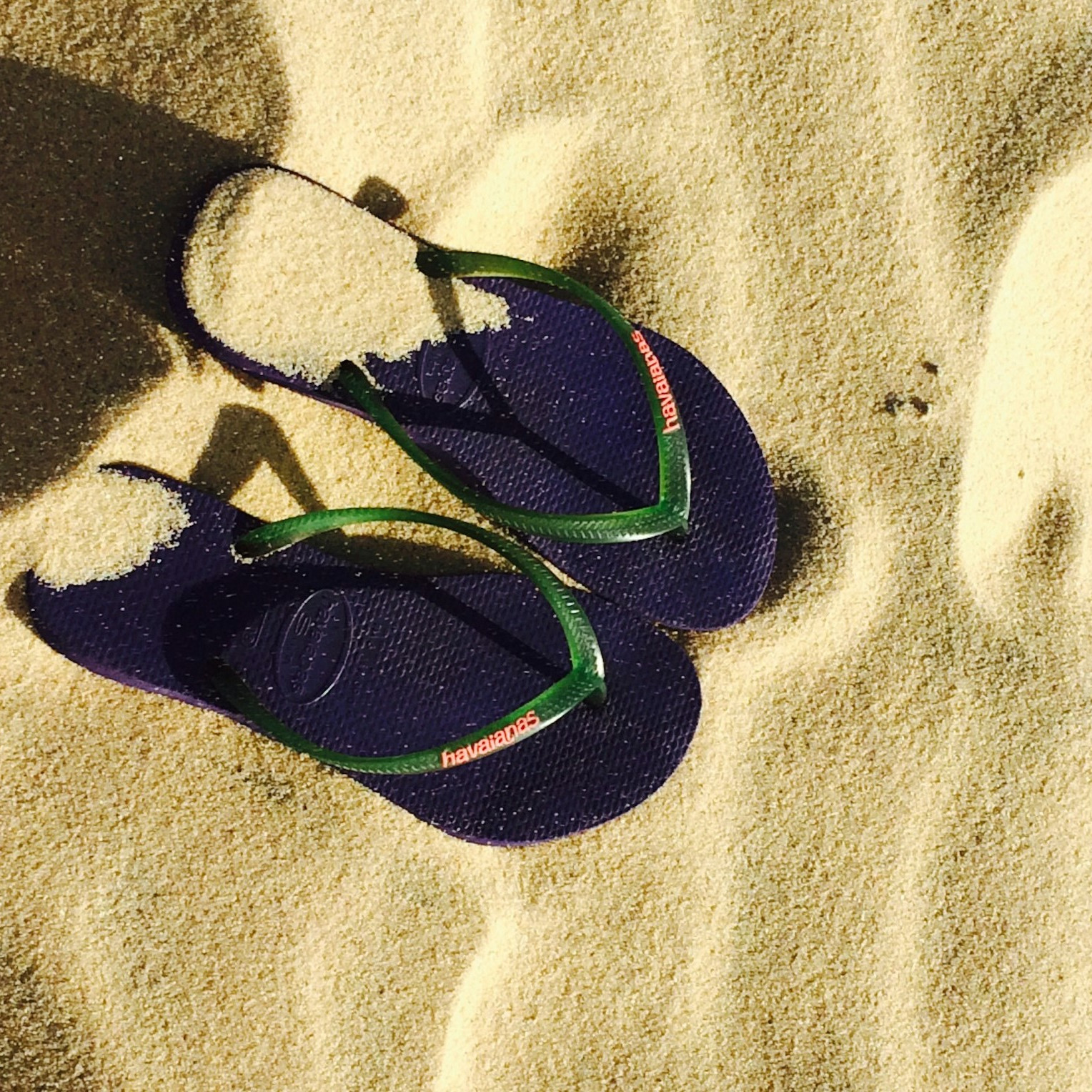 Reklama na plážové žabky vyvolala politické spory.