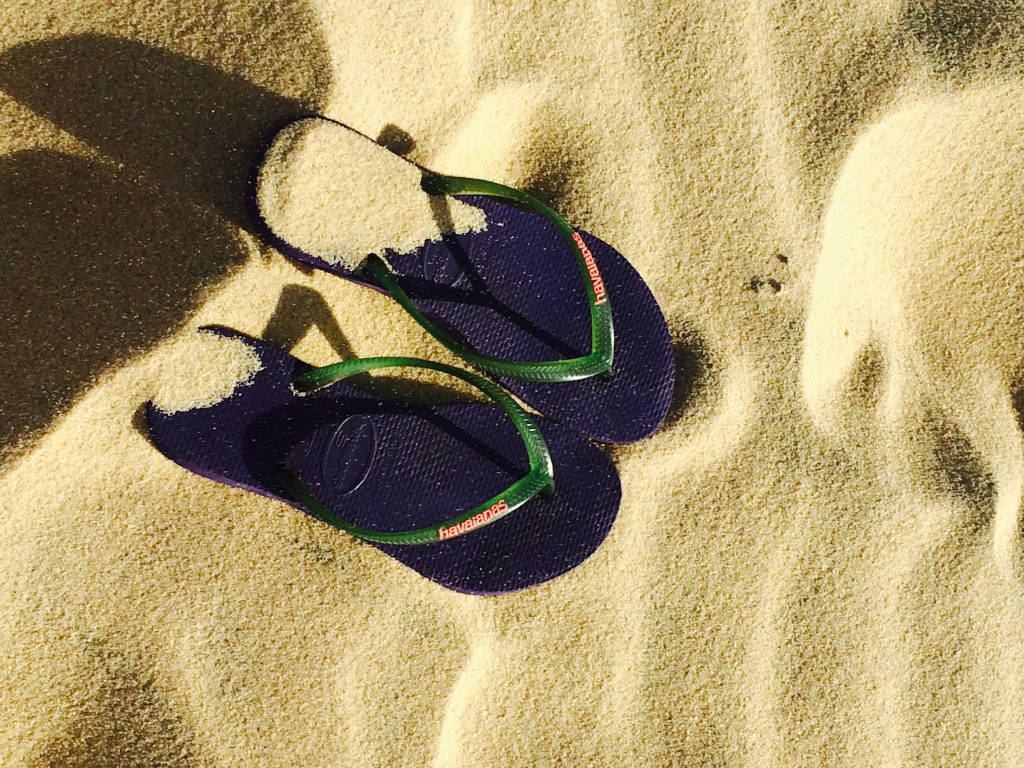 Reklama na plážové žabky vyvolala politické spory.