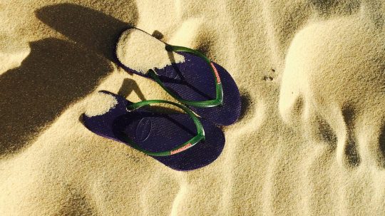 Reklama na plážové žabky vyvolala politické spory.