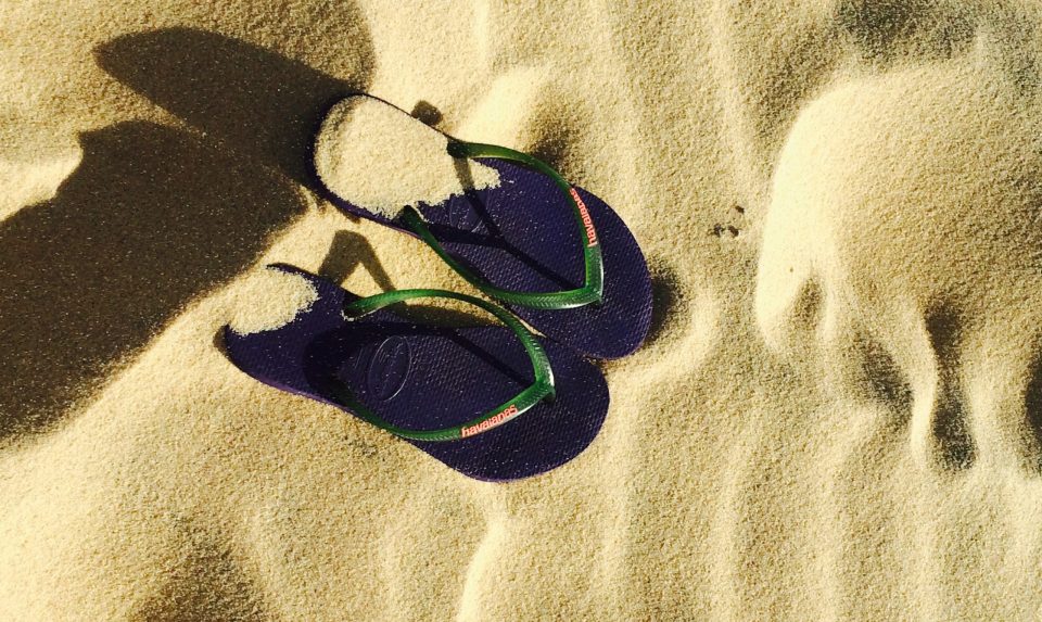 Reklama na plážové žabky vyvolala politické spory.