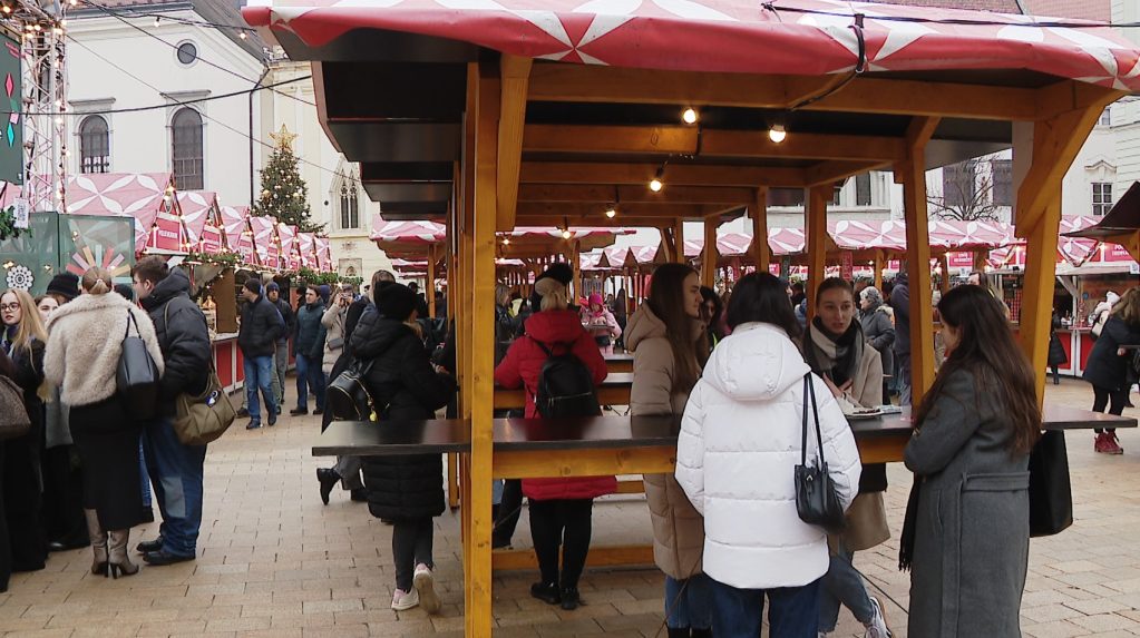 ľudia na vianočných trhoch v Bratislave