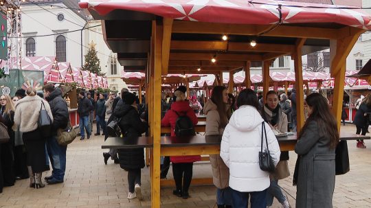 ľudia na vianočných trhoch v Bratislave