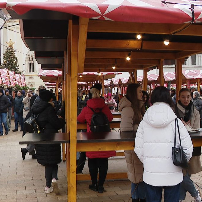 ľudia na vianočných trhoch v Bratislave